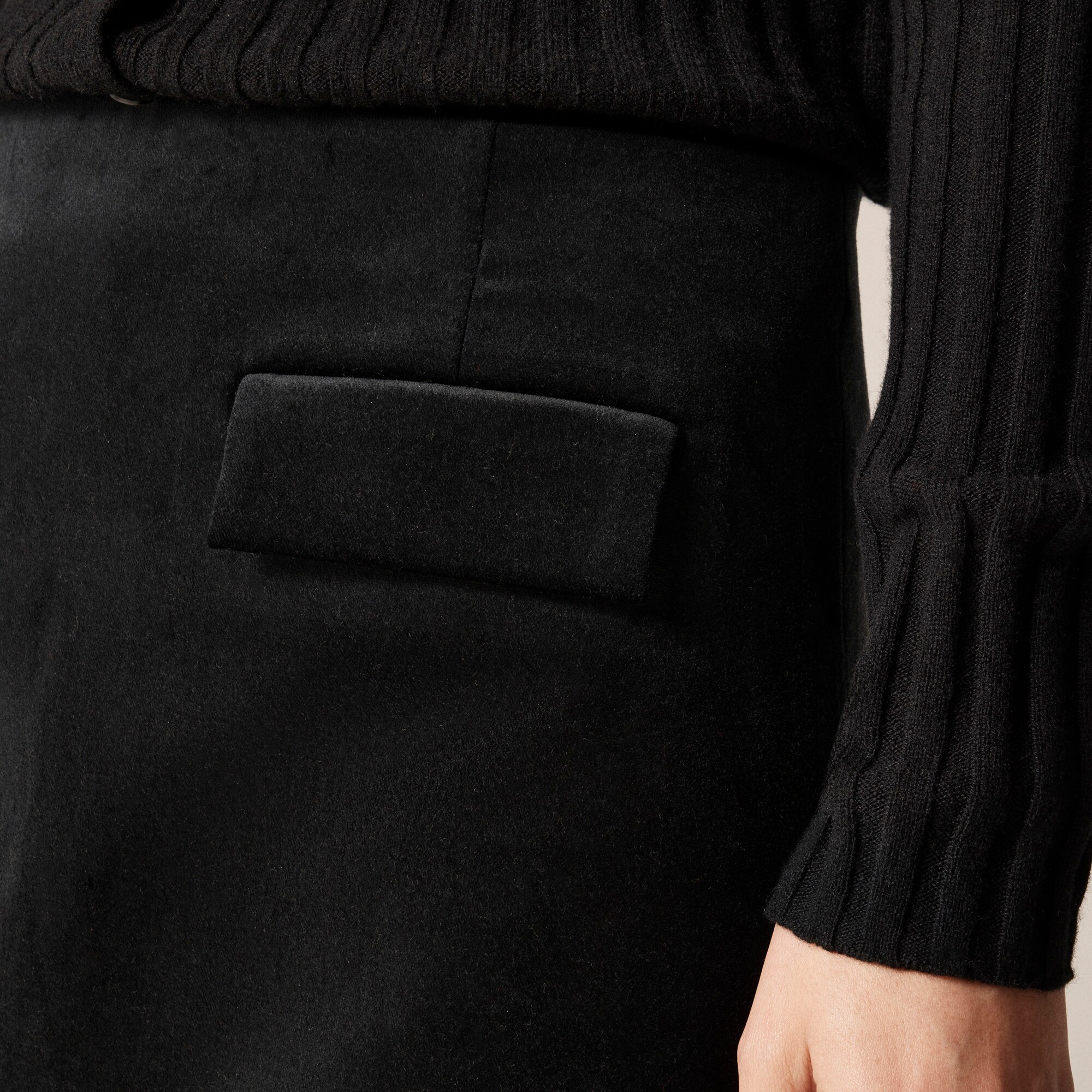 Flap-pocket mini skirt in velvet