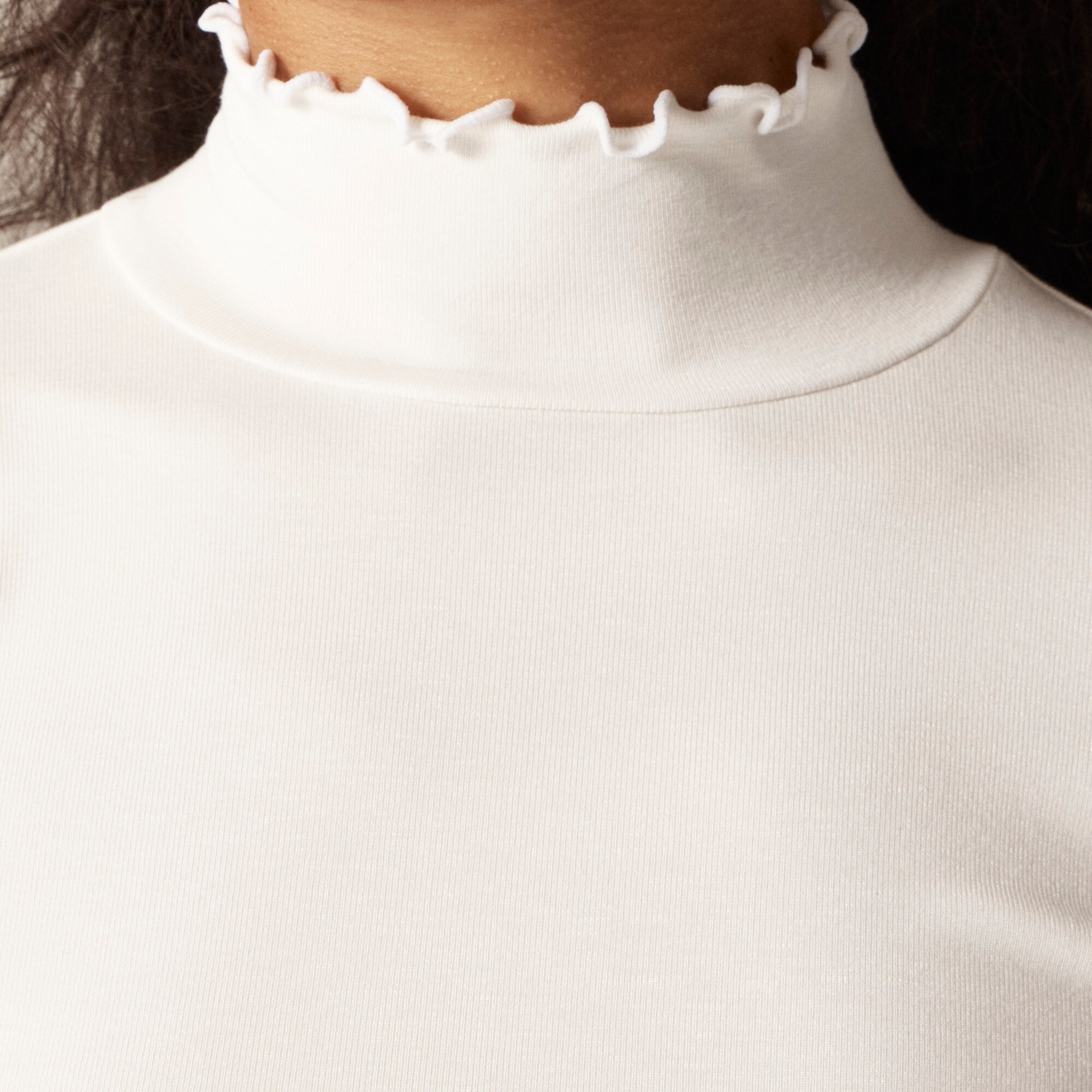 Refined rib lettuce-trim turtleneck