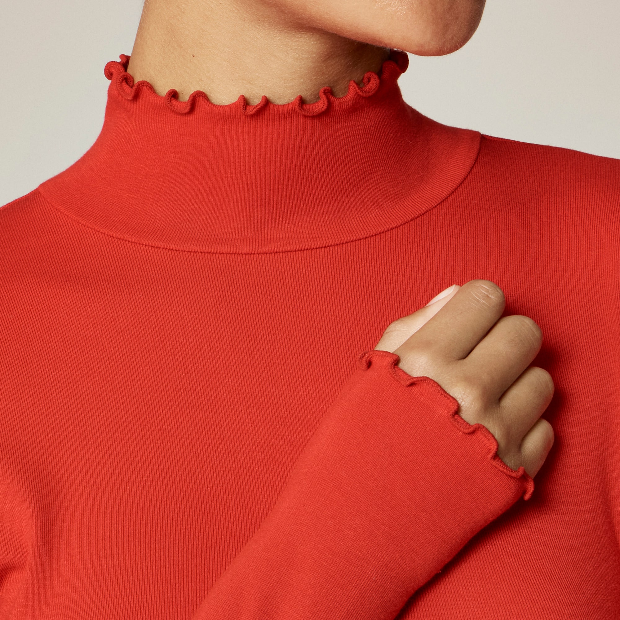 Refined rib lettuce-trim turtleneck