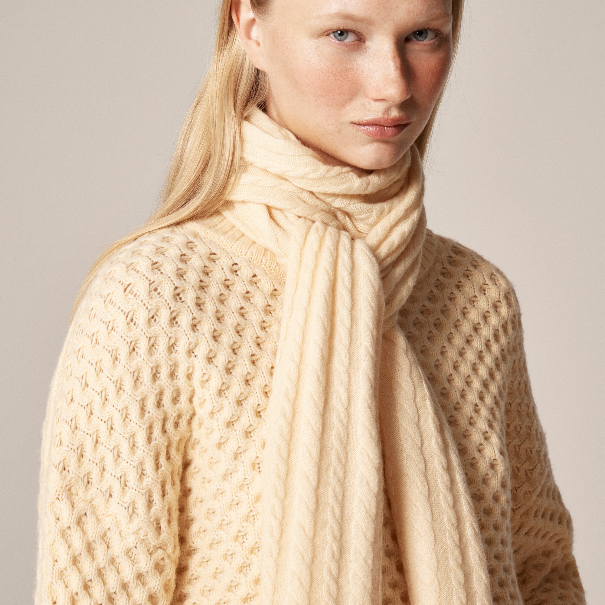 Cashmere cable-knit scarf