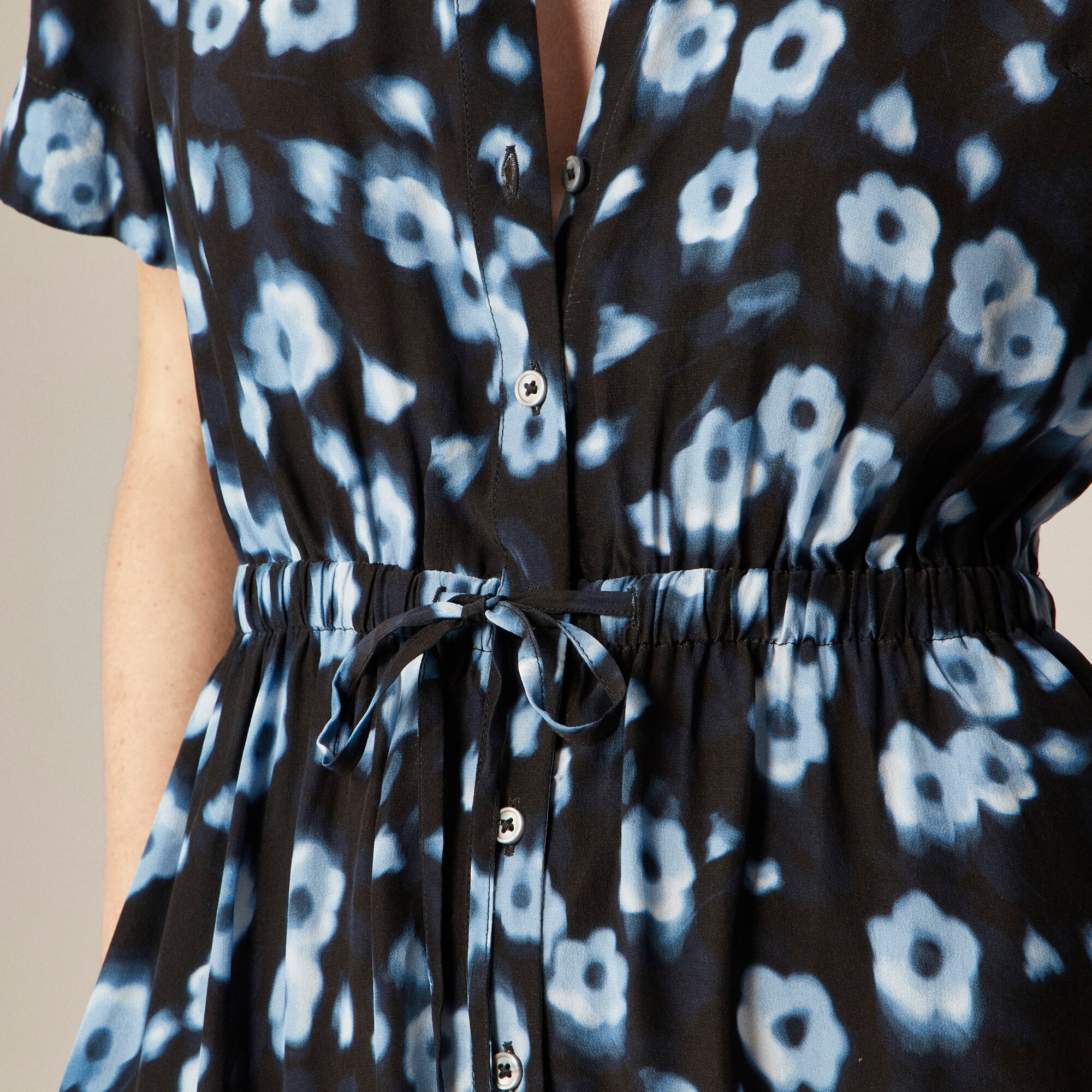 Cerise shirt-dress in blurry floral crepe de chine - thumbnail 2