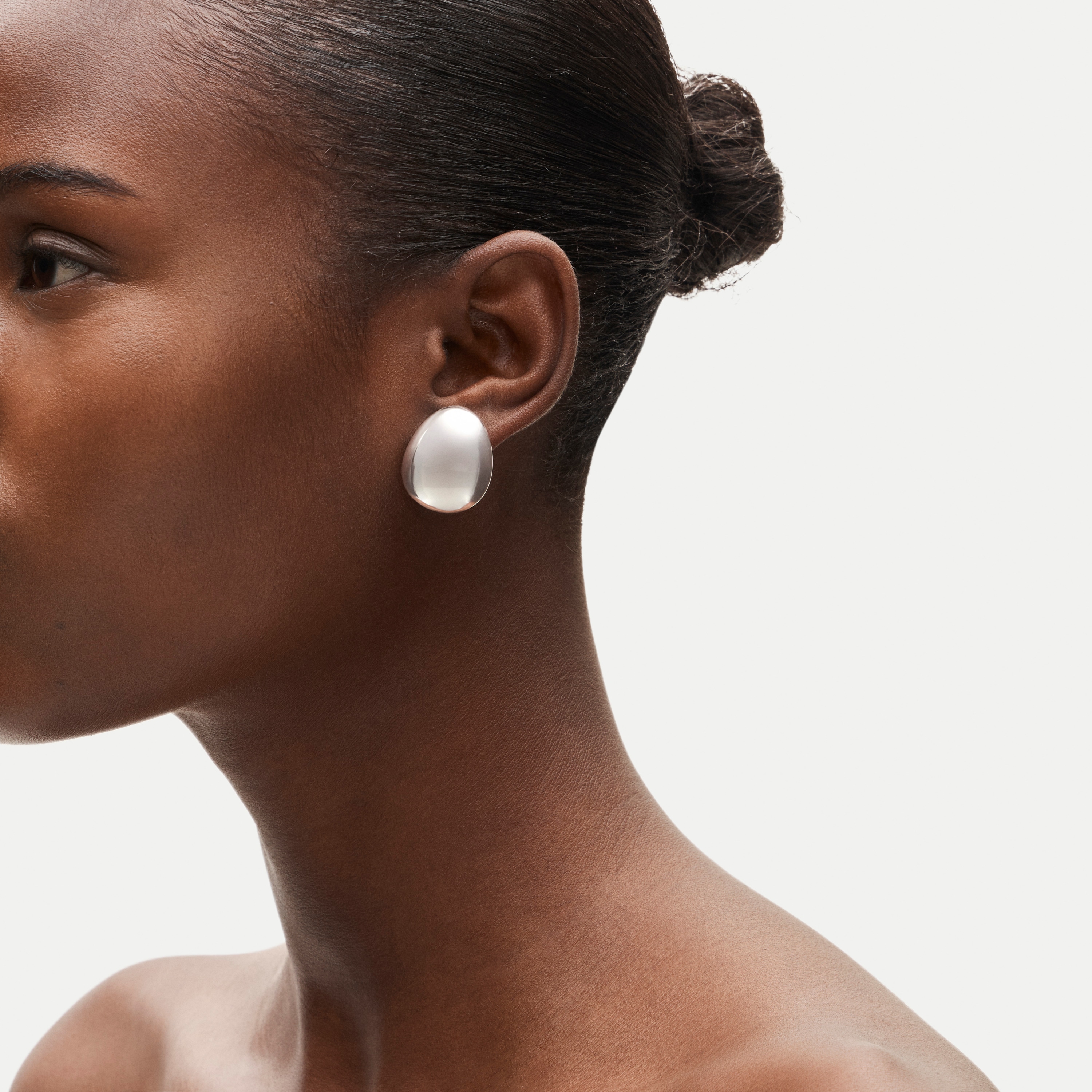 Round stud earrings