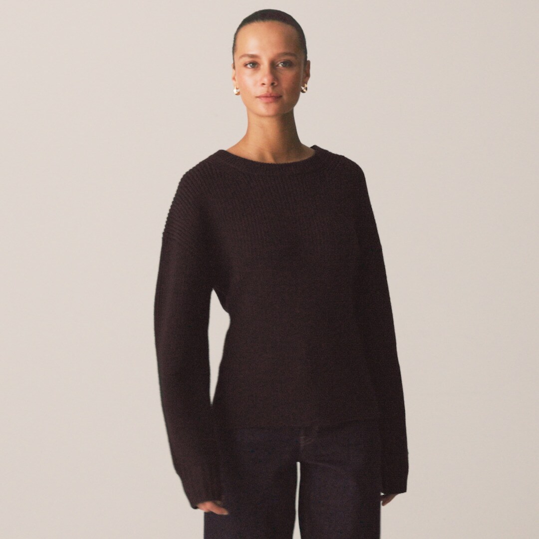 Fitted-waist crewneck sweater in ribbed merino wool