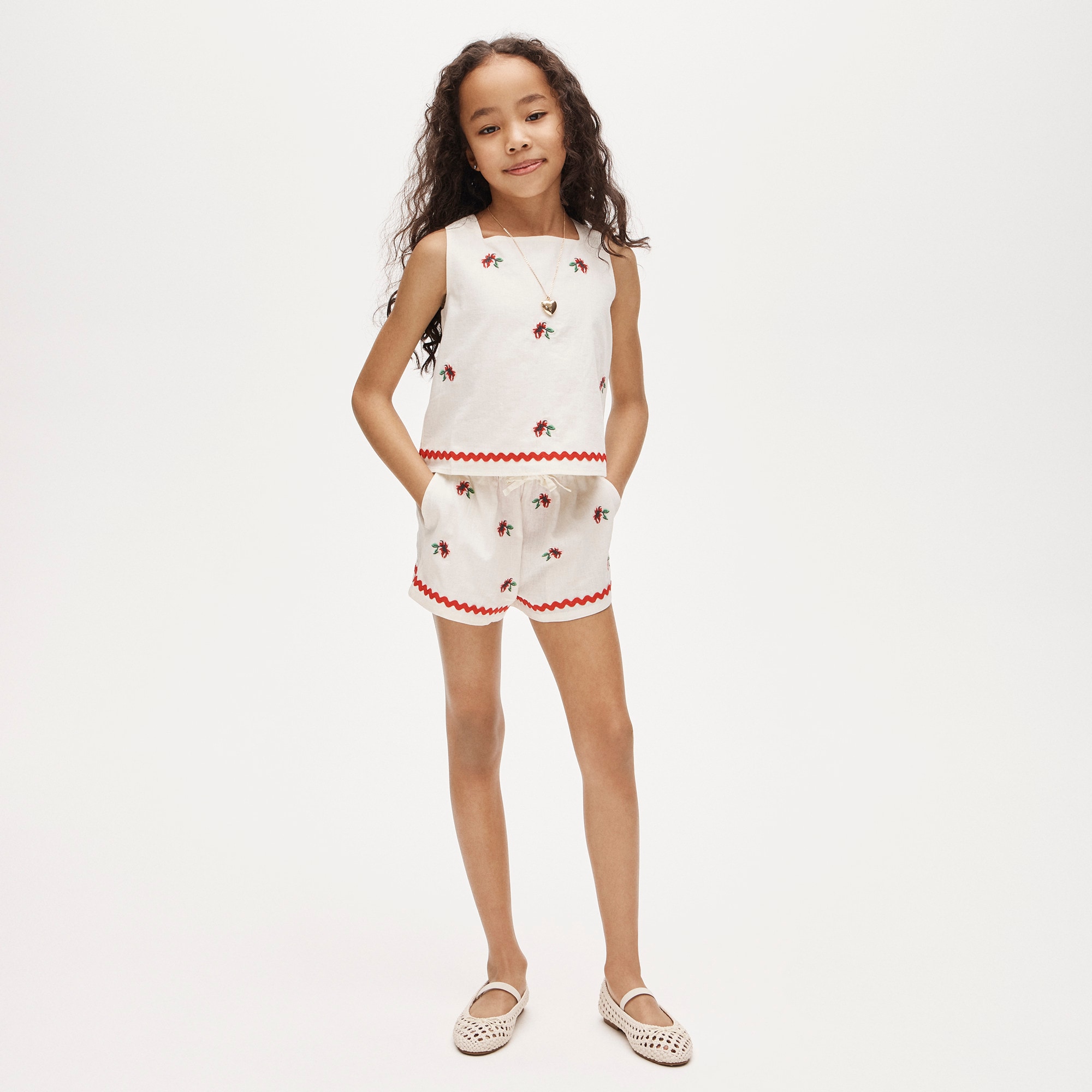 Girls' embroidered flower short in linen blend