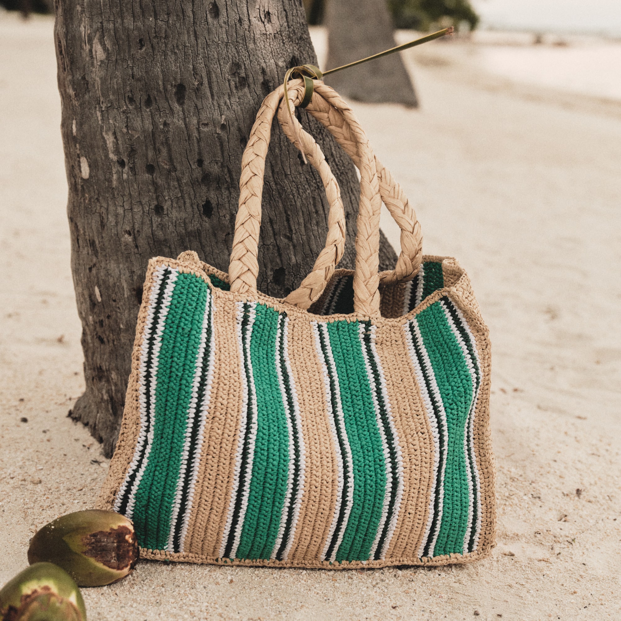 Handknotted straw tote bag in stripe
