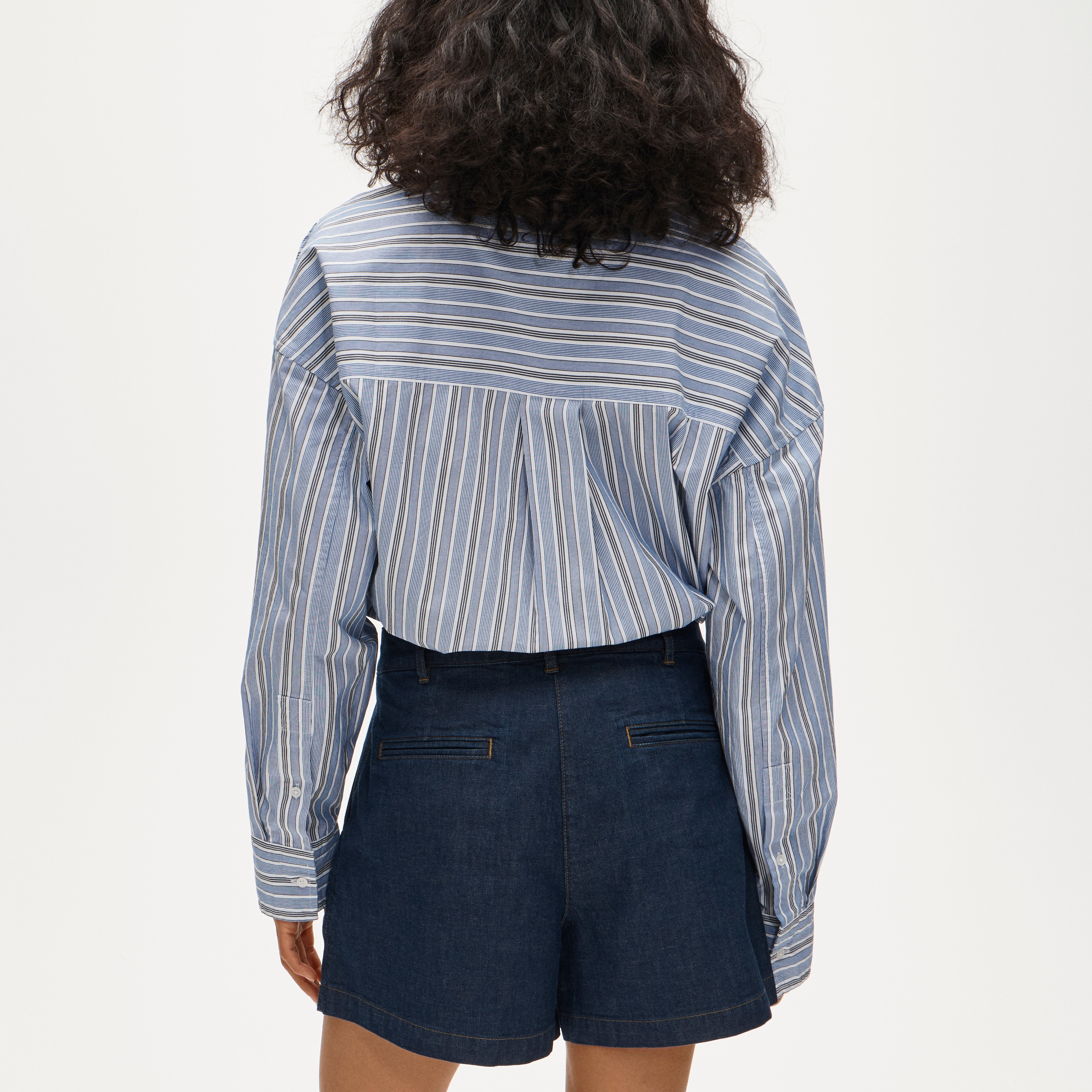Pleated short in drapey denim - image 5