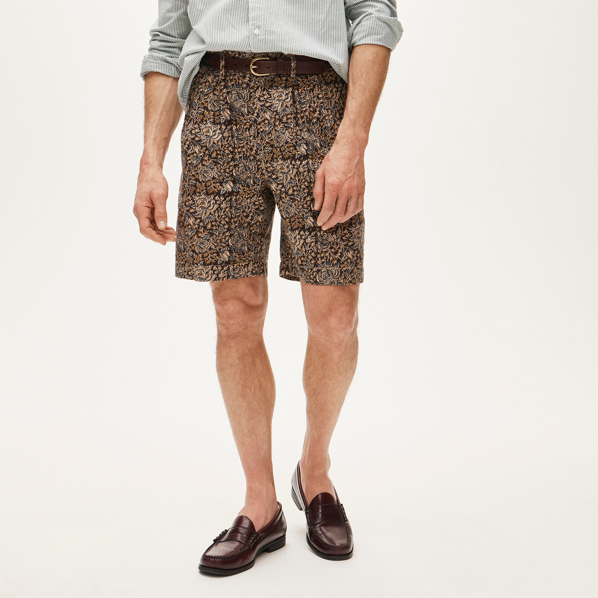 8" pleated cotton-linen blend short in batik print