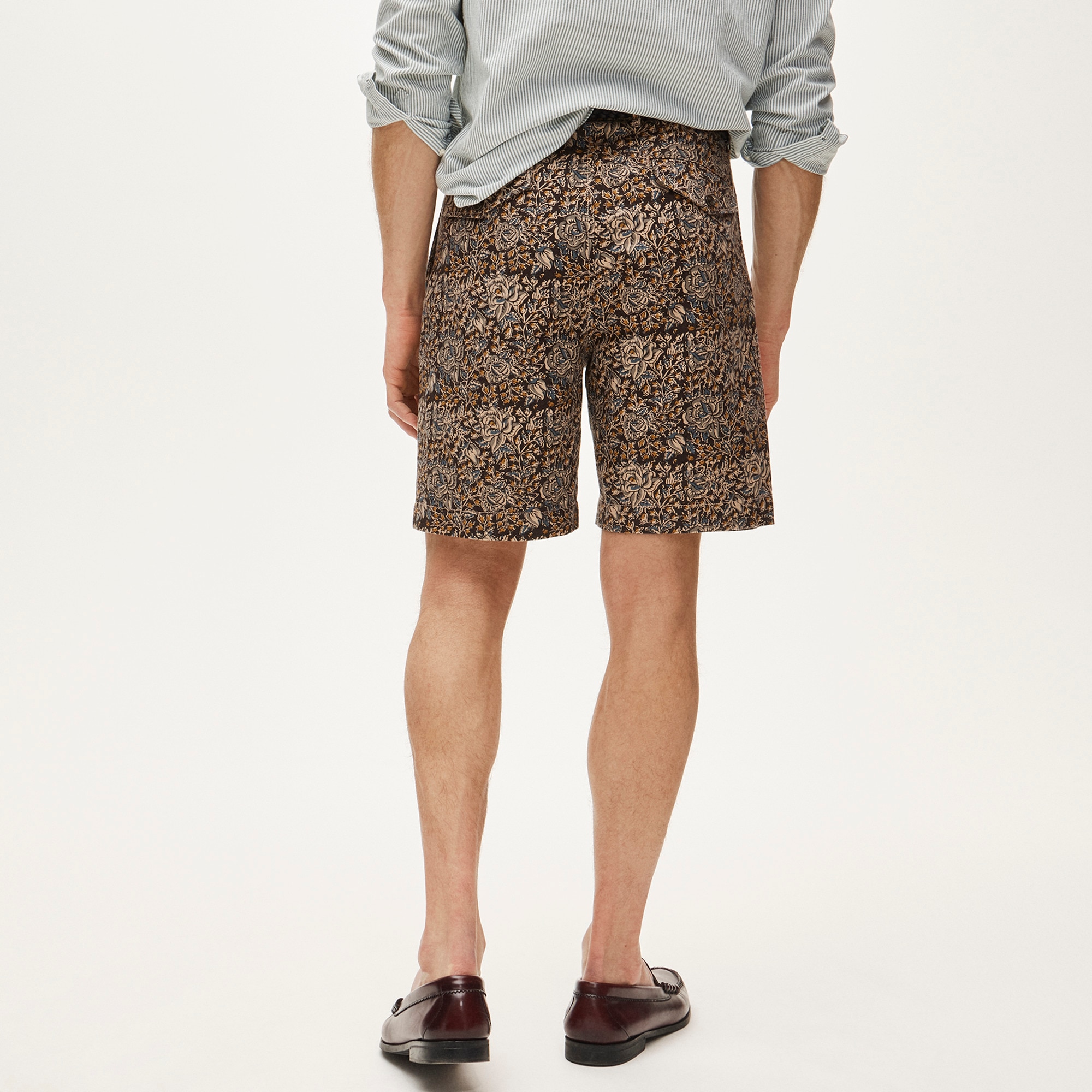 8" pleated cotton-linen blend short in batik print