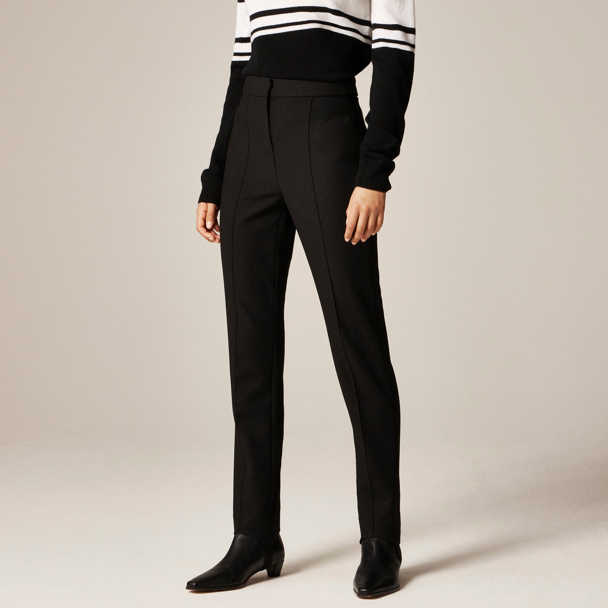 Stirrup pant in four-season stretch