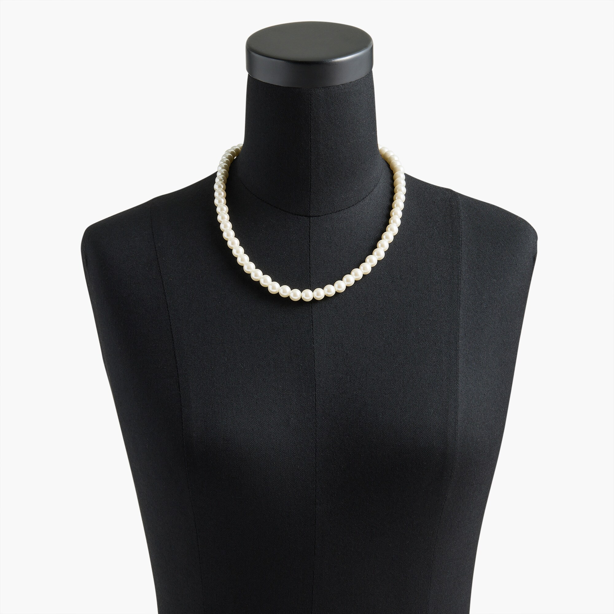 Single pearl-strand necklace