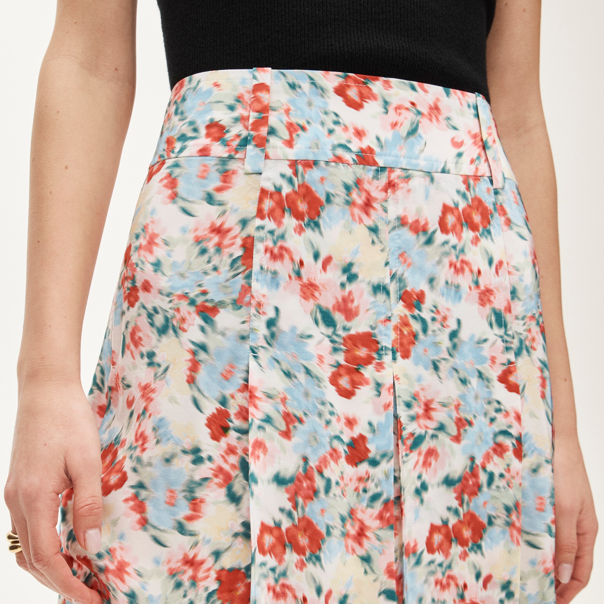 Pleated knee-length skirt in floral print