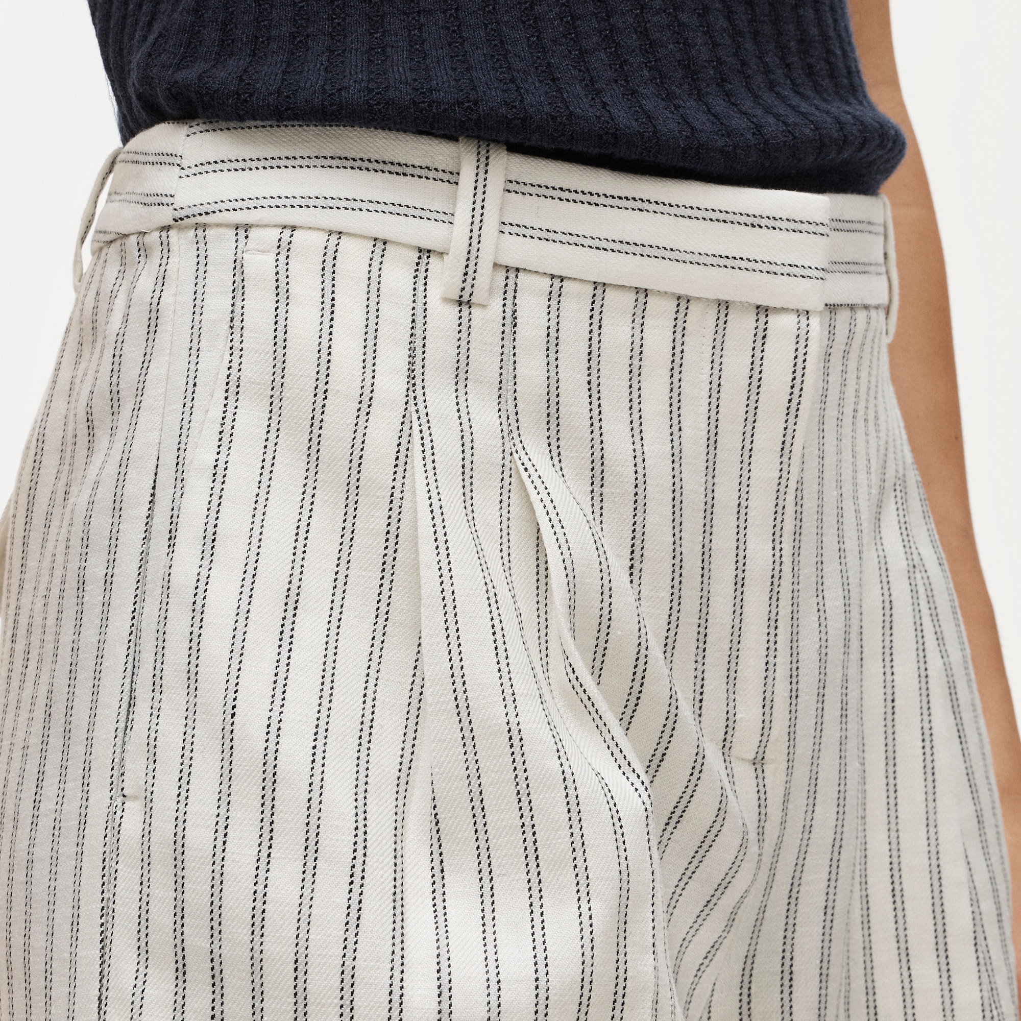 Pleated trouser short in striped stretch linen blend - image 4