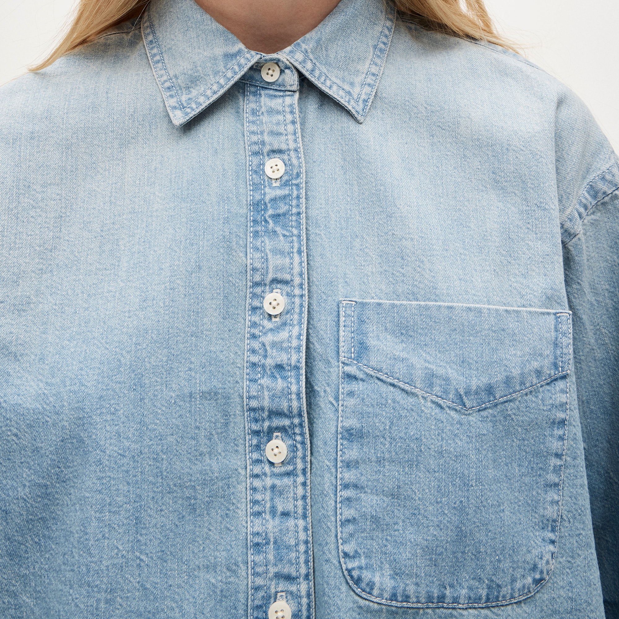&Eacute;tienne cropped button-up shirt in chambray - image 4