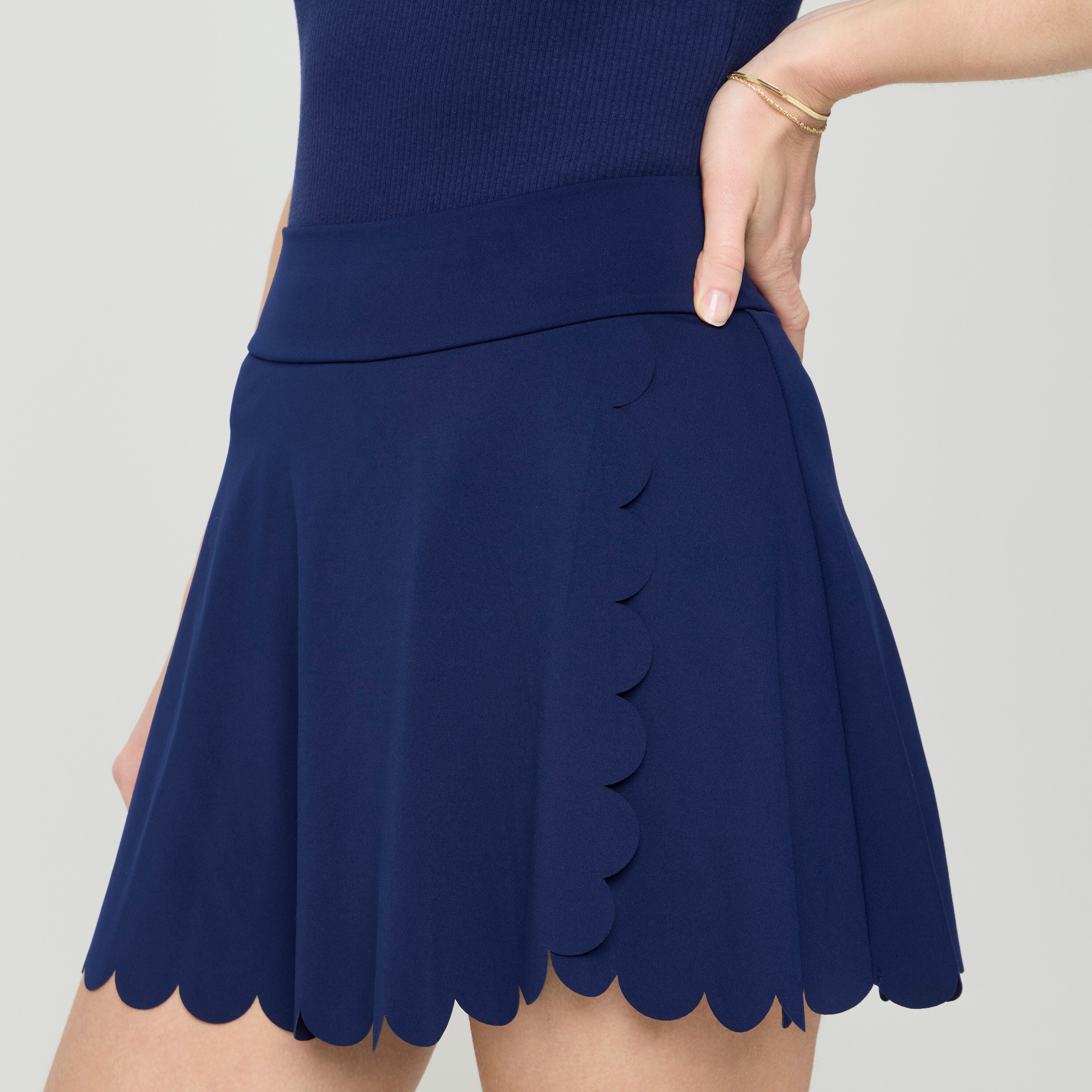 Scallop-trim active skort