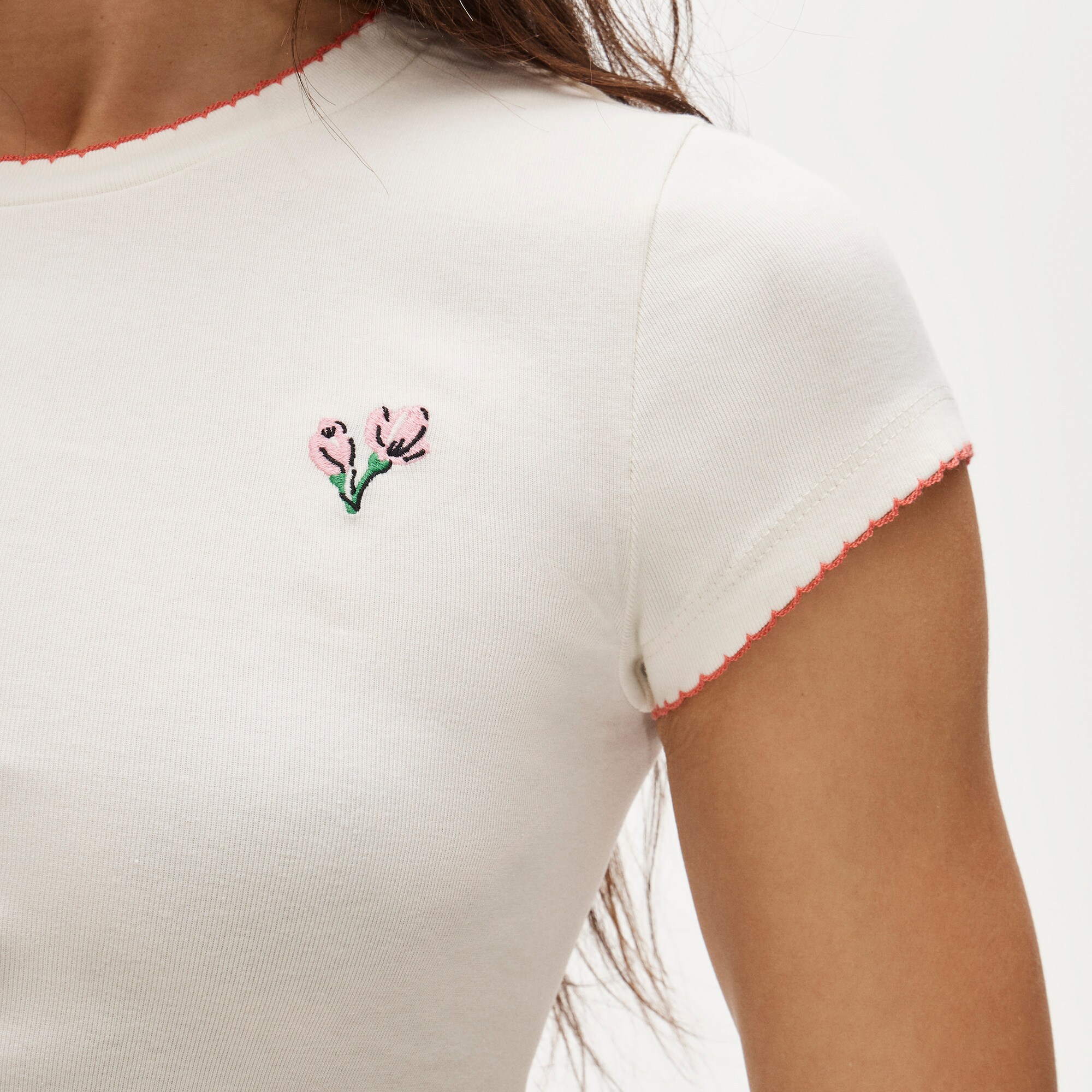 Perfect-fit crewneck T-shirt with flower embroidery