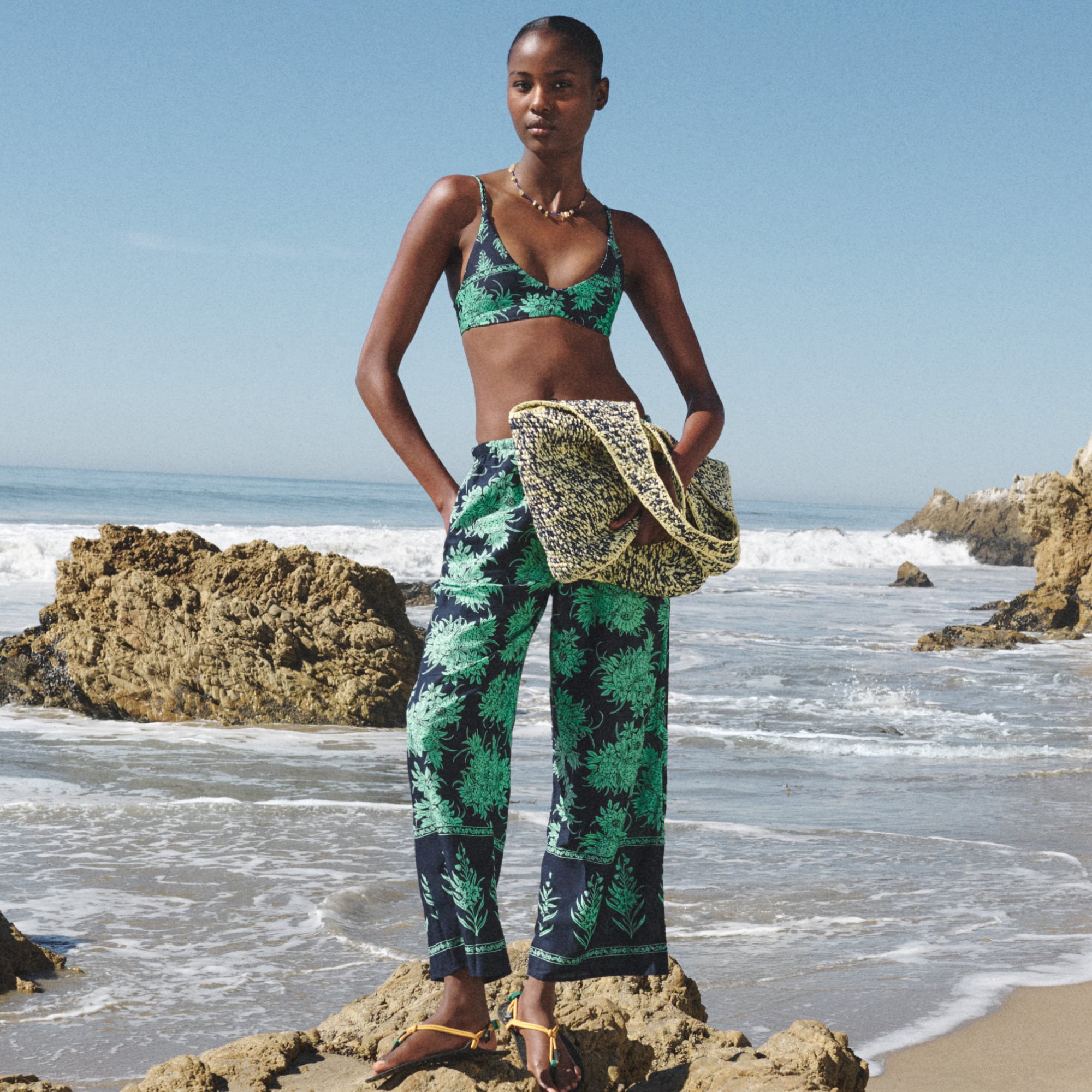 Beach pant in pineapple print - image 5