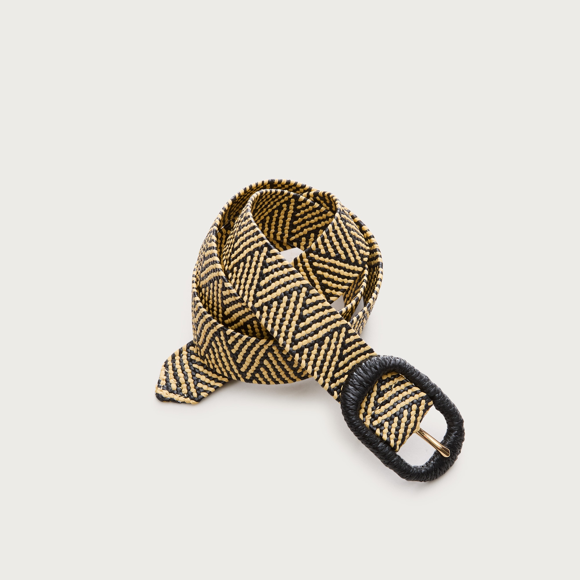 Oval buckle belt in faux raffia