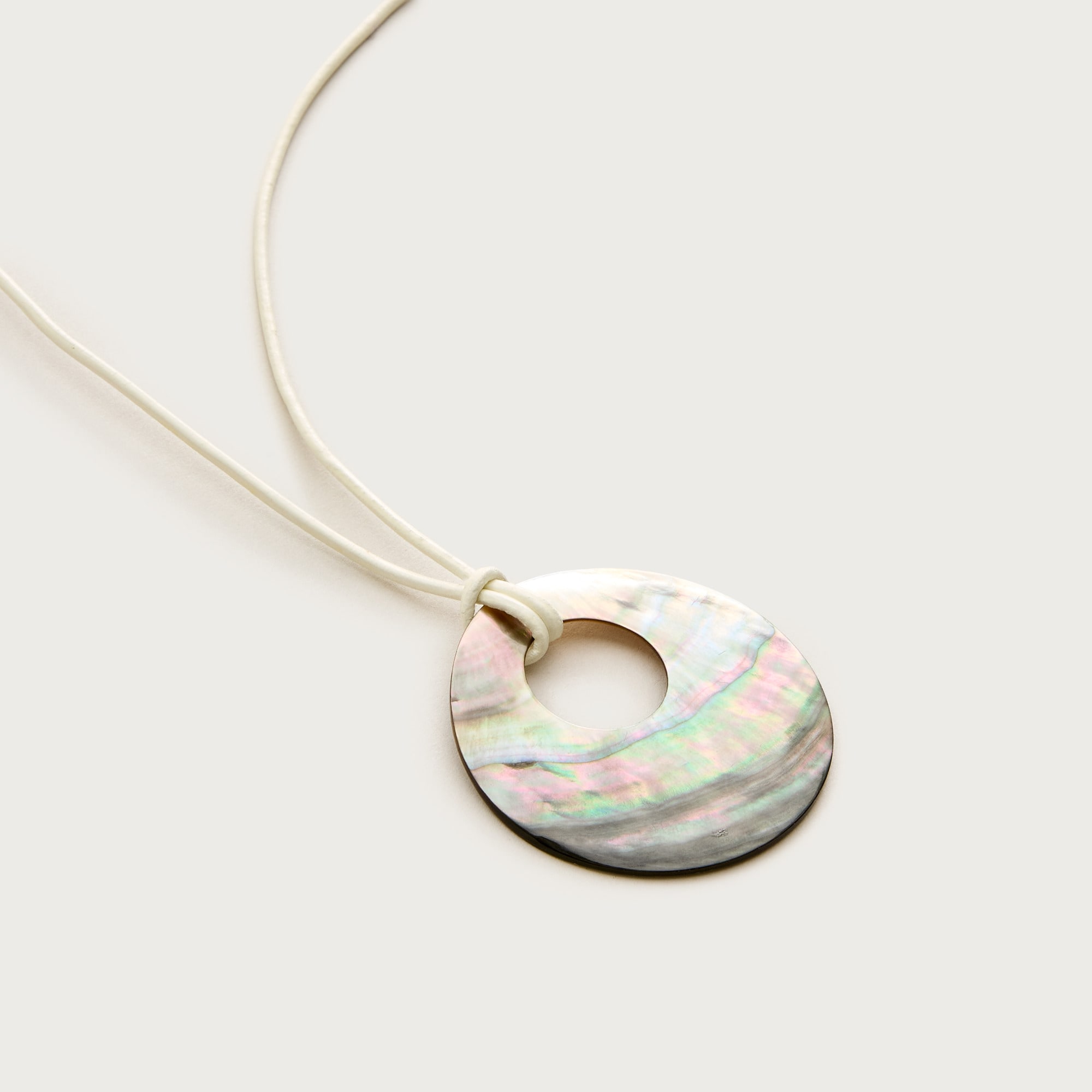 Mother-of-pearl disc necklace