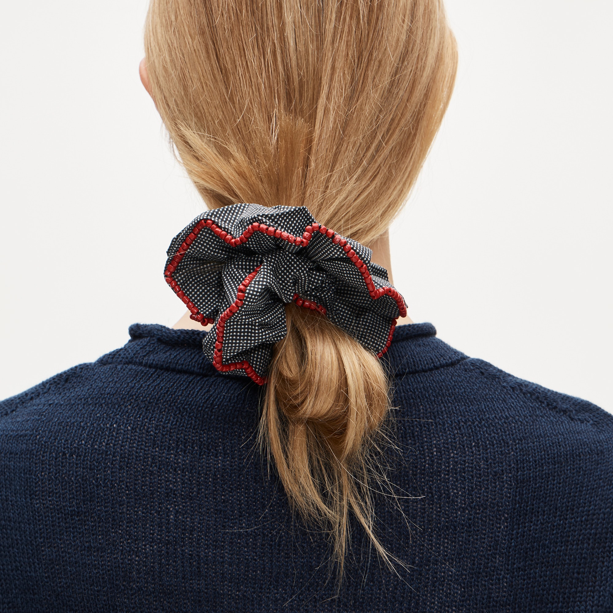 Beaded scrunchie in gingham