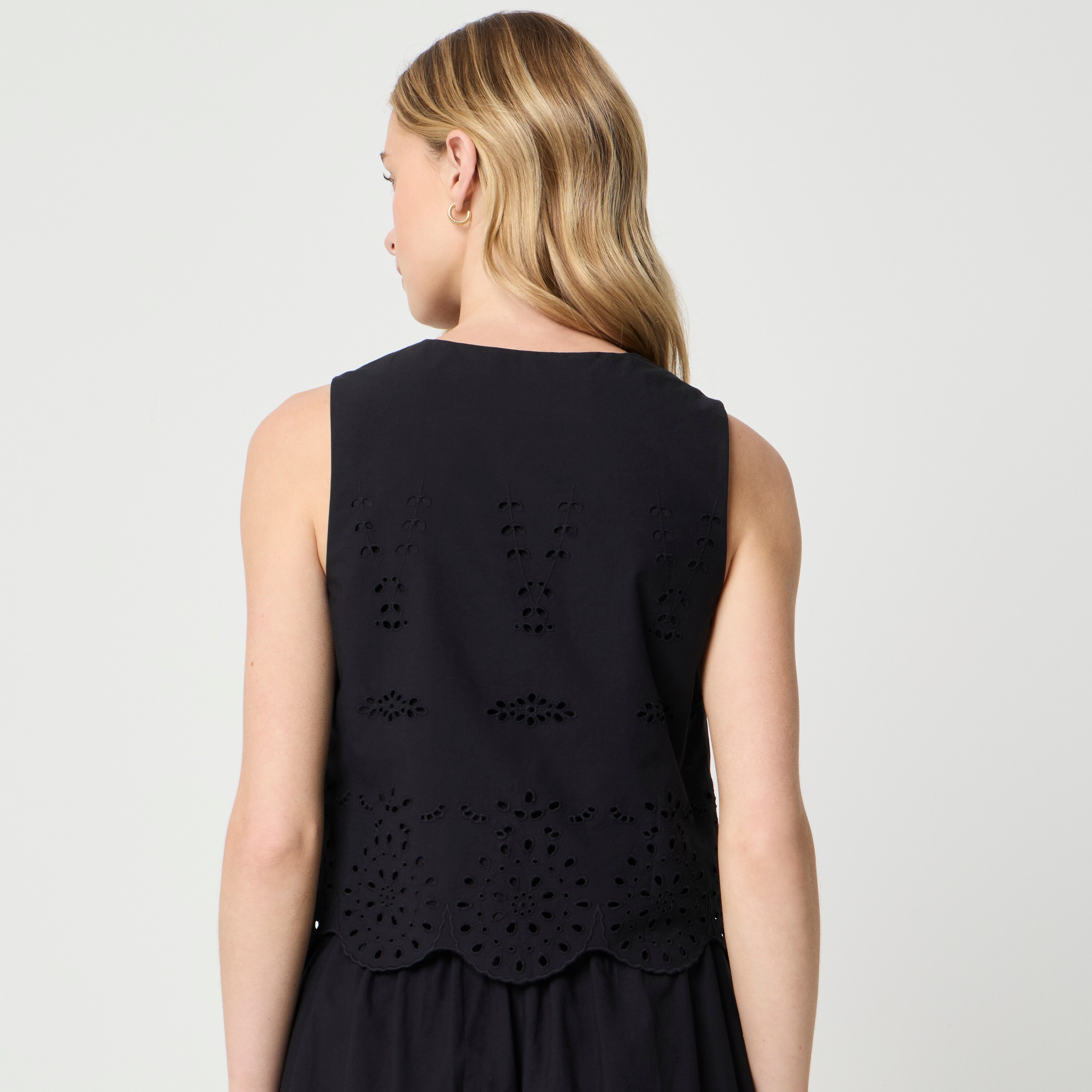 Eyelet button-front shell