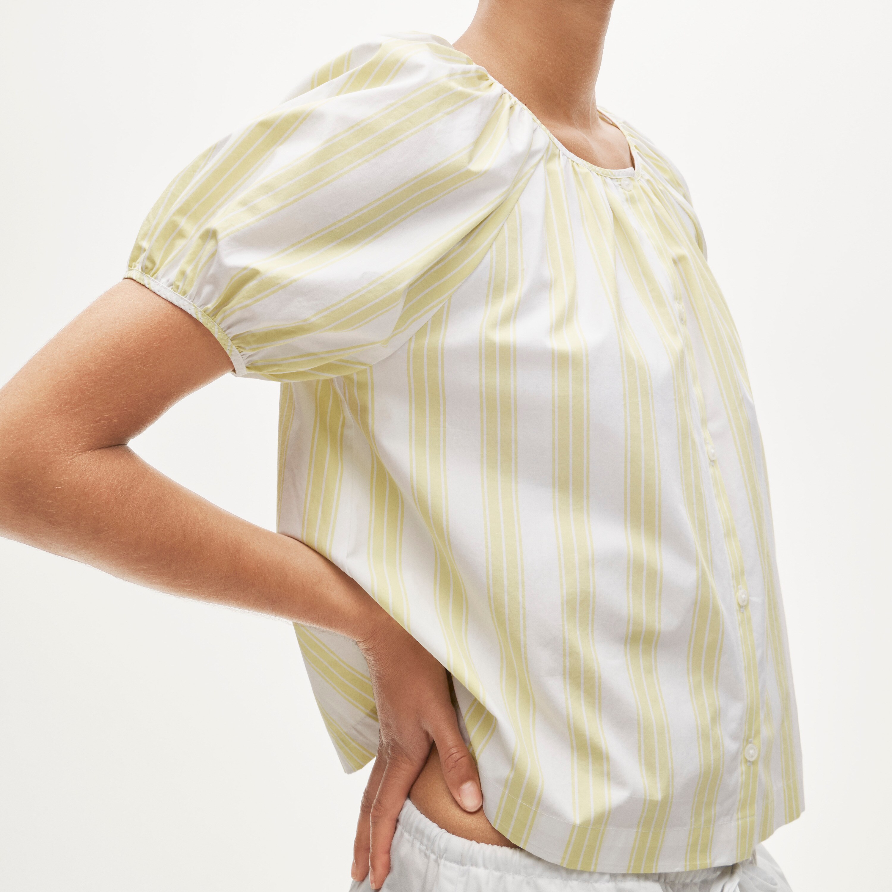 Puff-sleeve button-up top in cotton poplin stripe