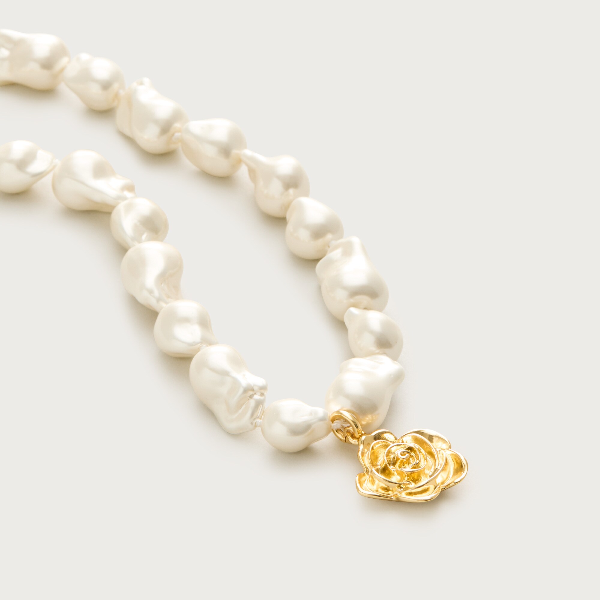 Baroque pearl necklace with rose pendant