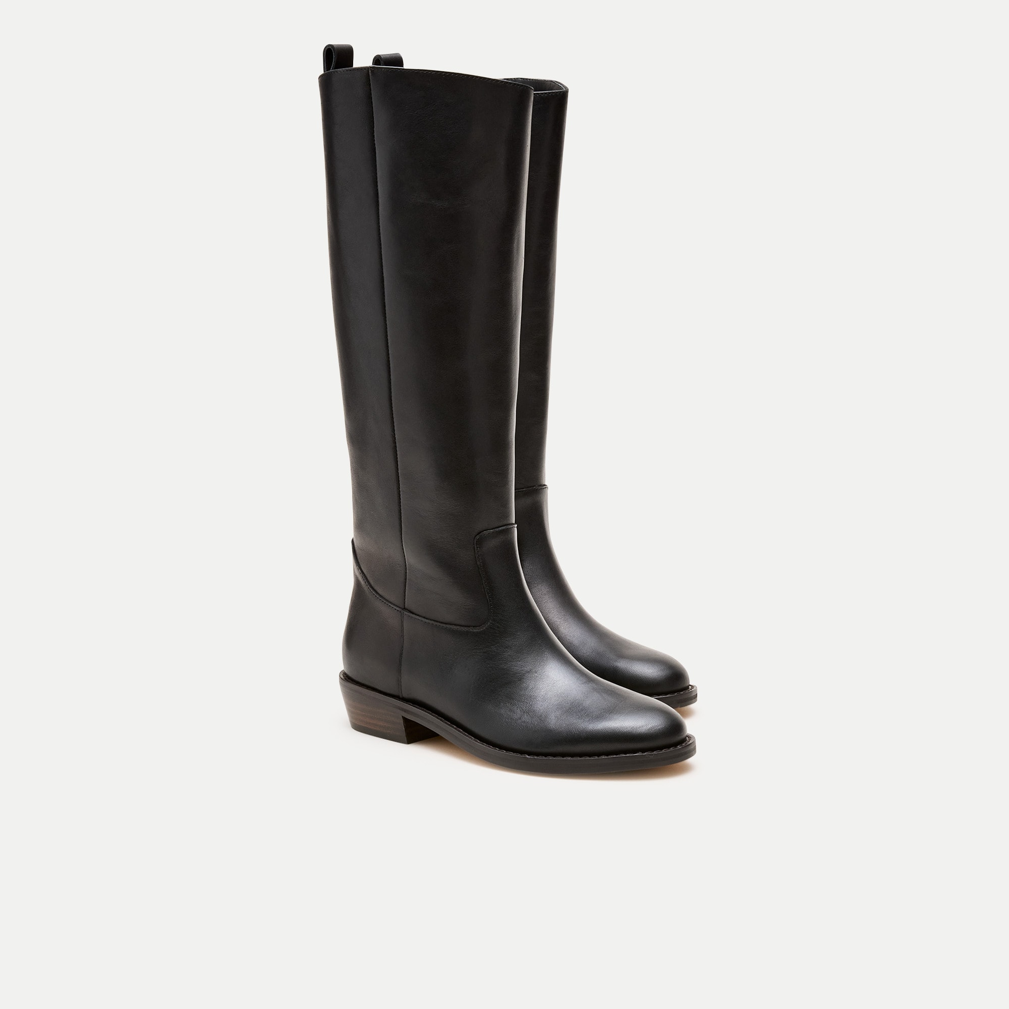 Knee-high riding boots in leather