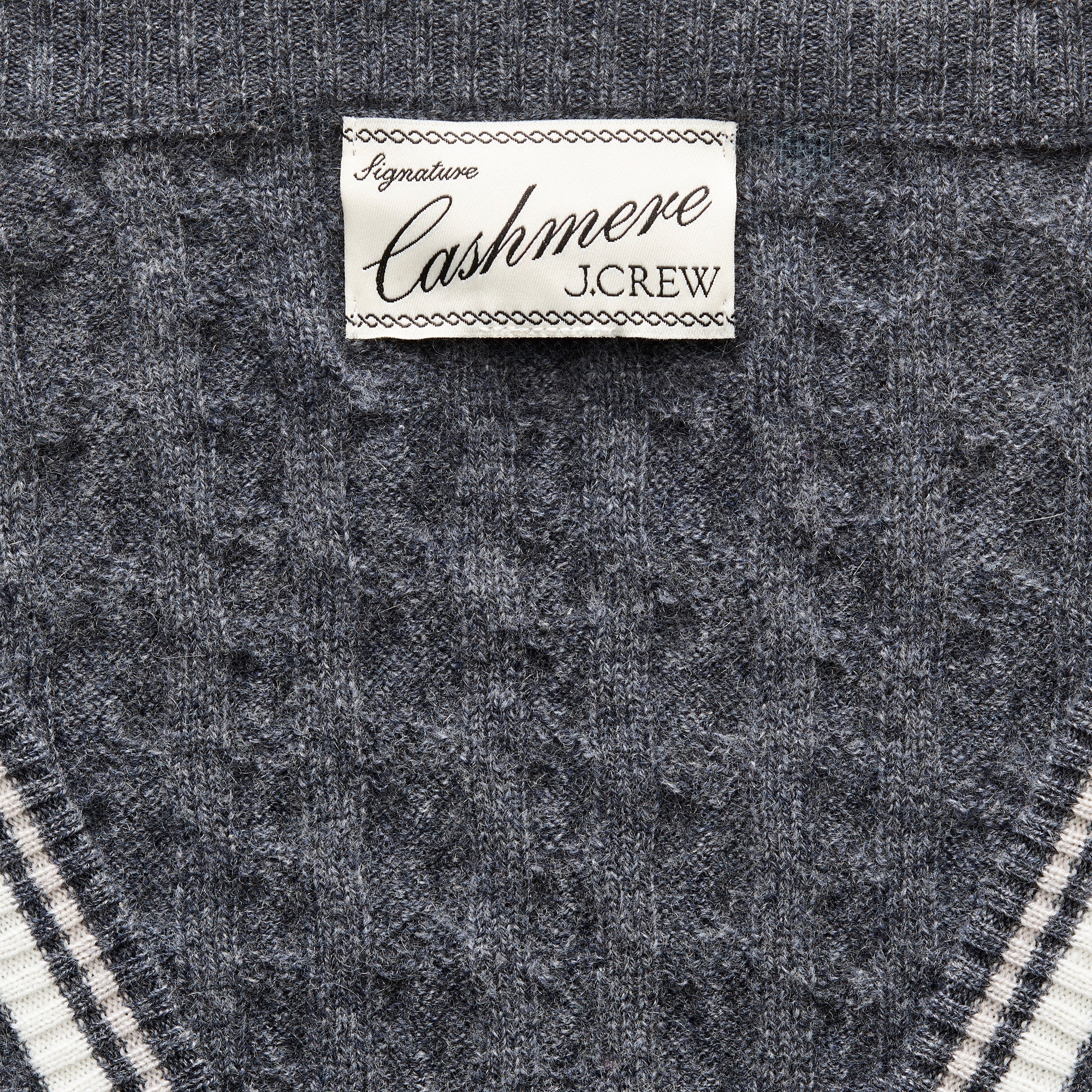 Perfect cashmere V-neck in cable knit