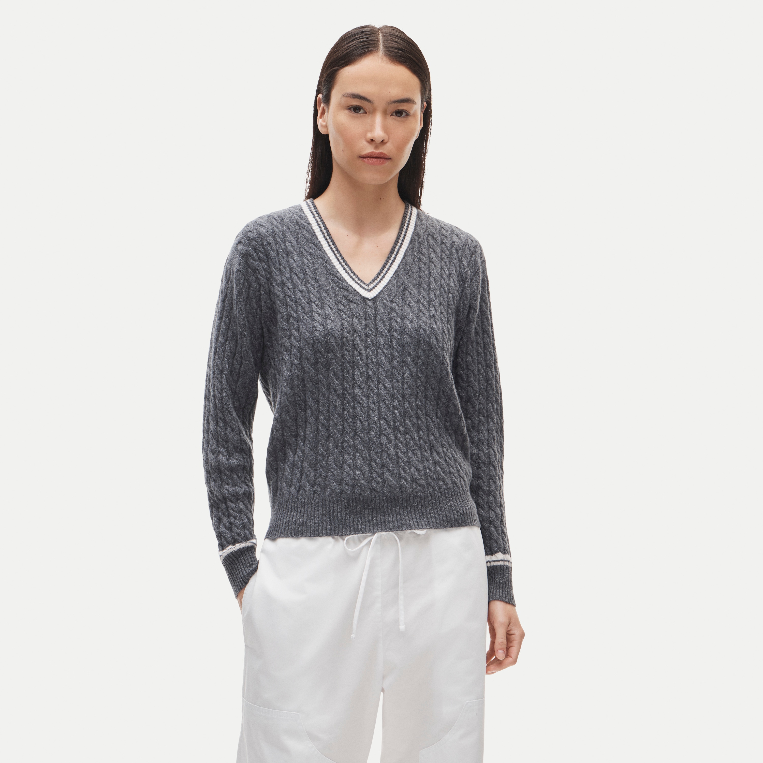 Perfect cashmere V-neck in cable knit