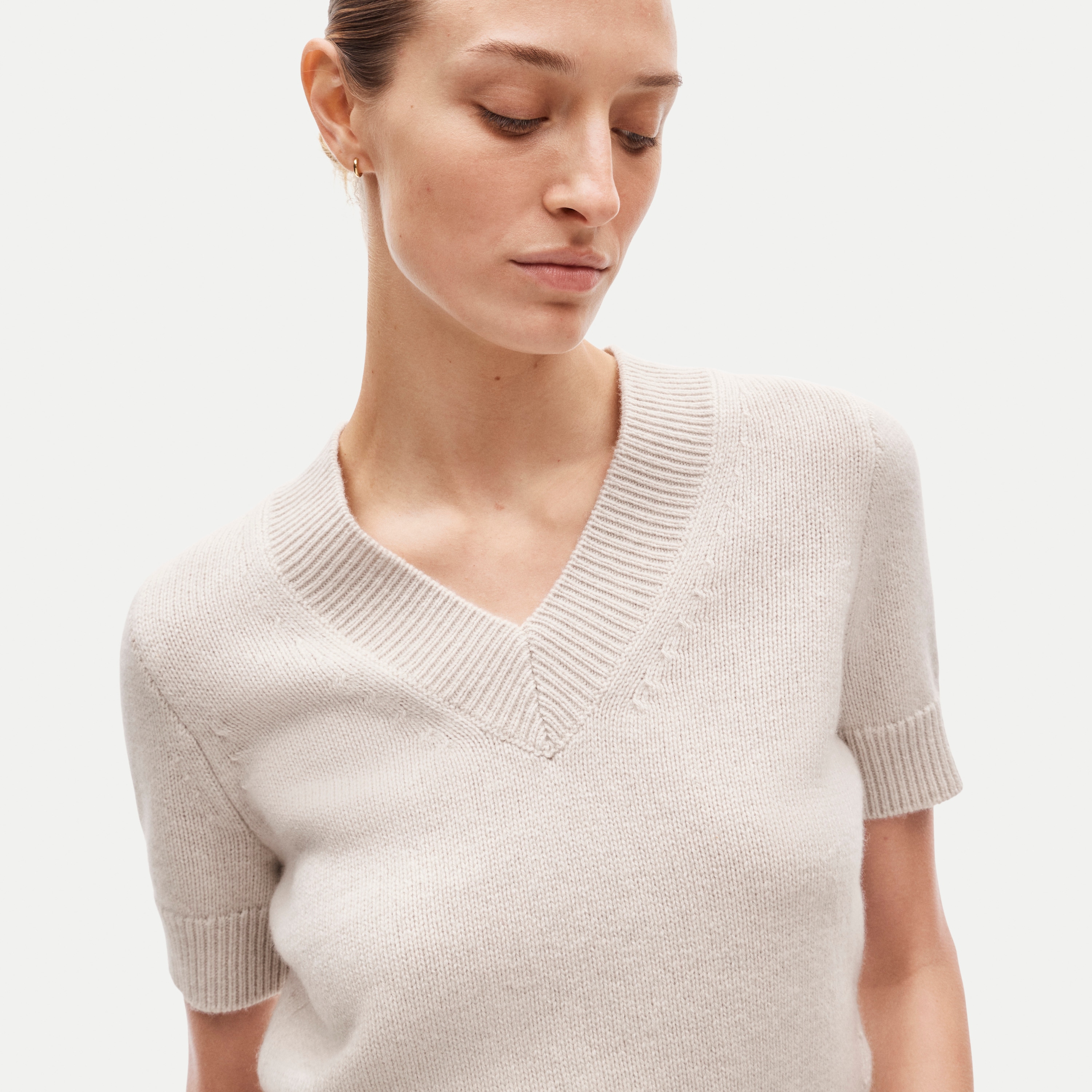 Short-sleeve V-neck sweater in vintage wool - thumbnail 4