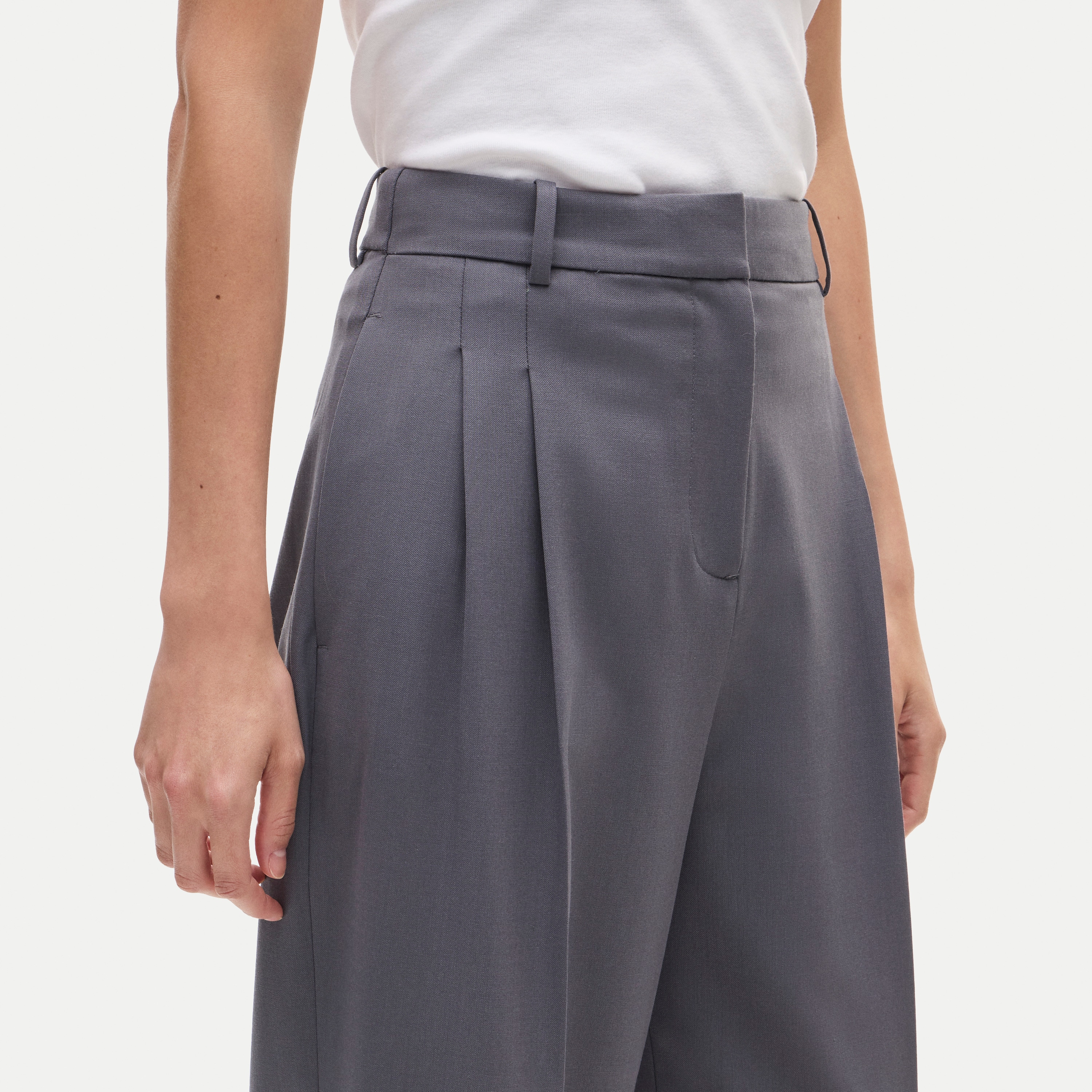 Arched trouser in lightspun wool blend