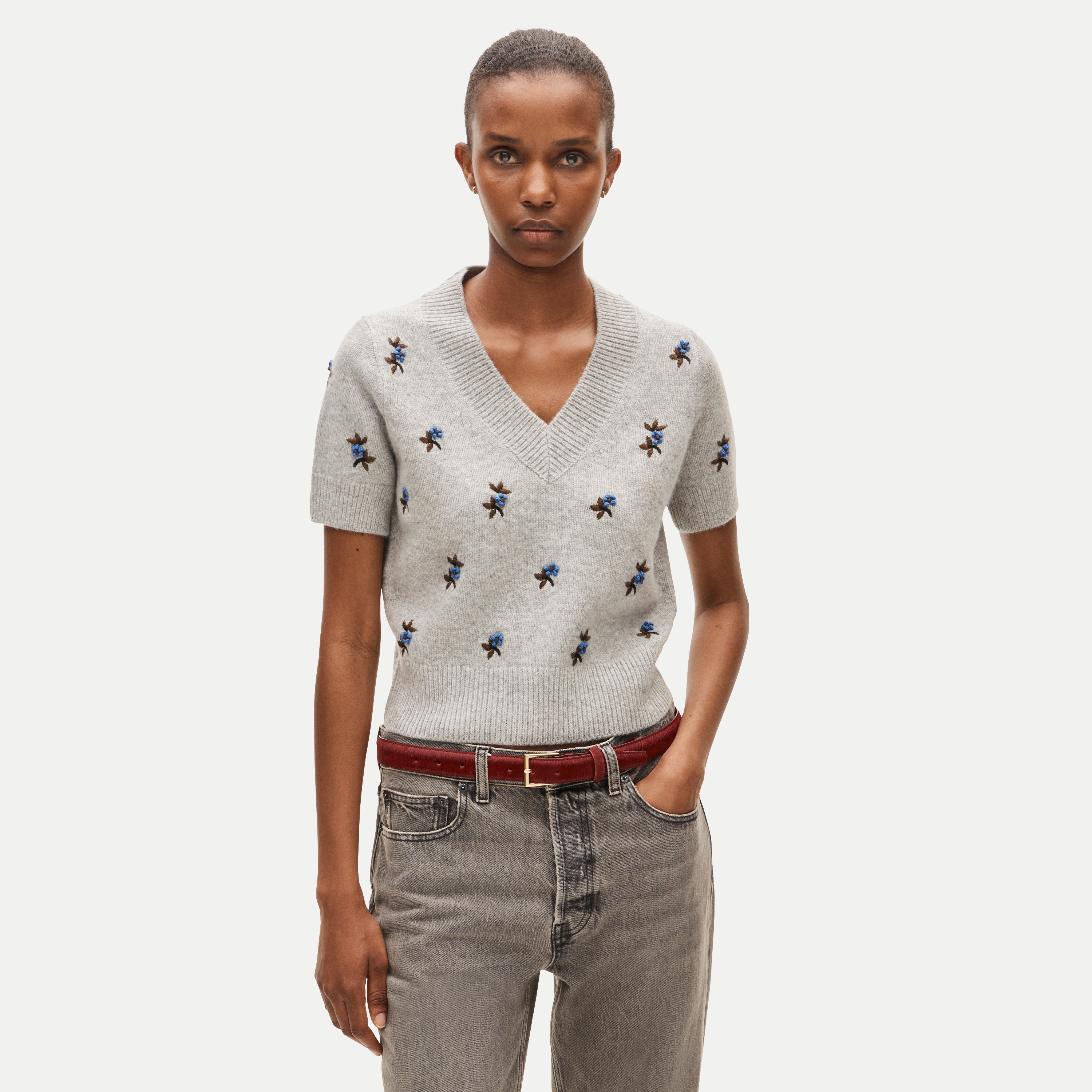Short-sleeve V-neck sweater in vintage wool with floral embroidery