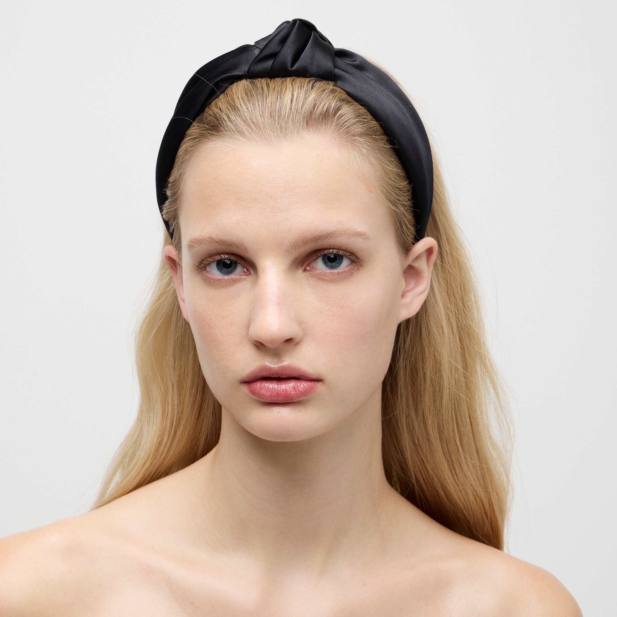 Knot headband in satin