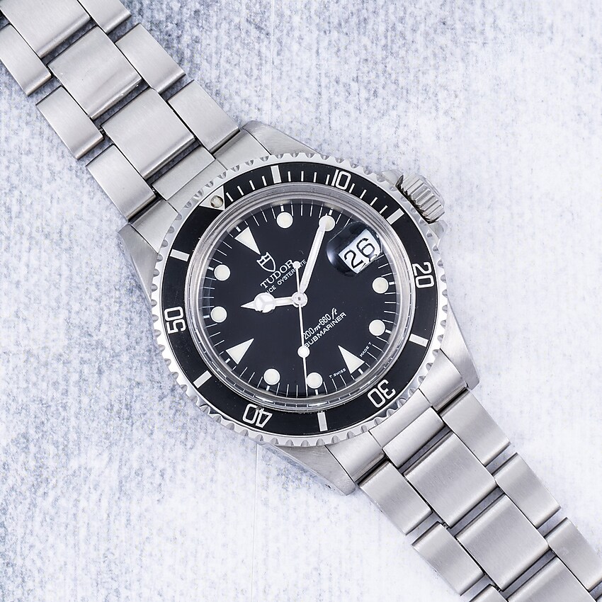 : analog:shift vintage tudor submariner with date for men, right side, view zoomed