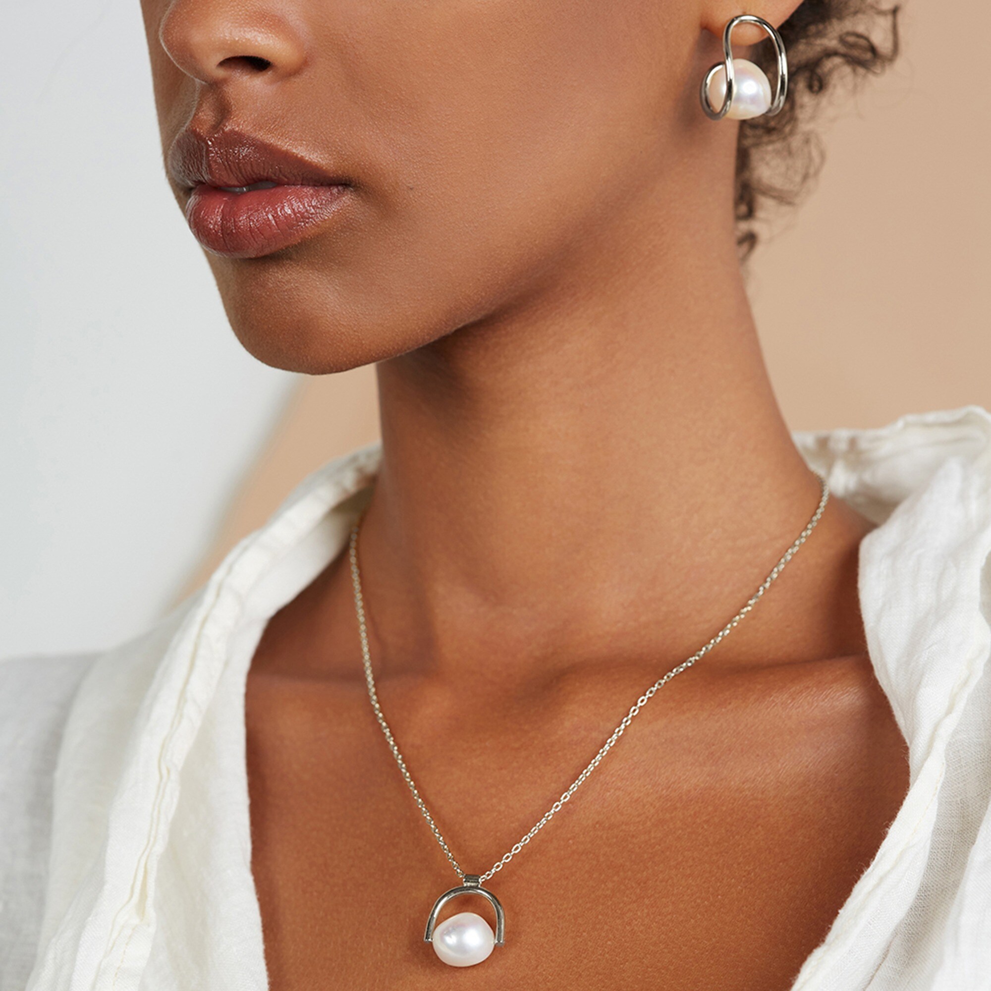 Lady Grey bail necklace